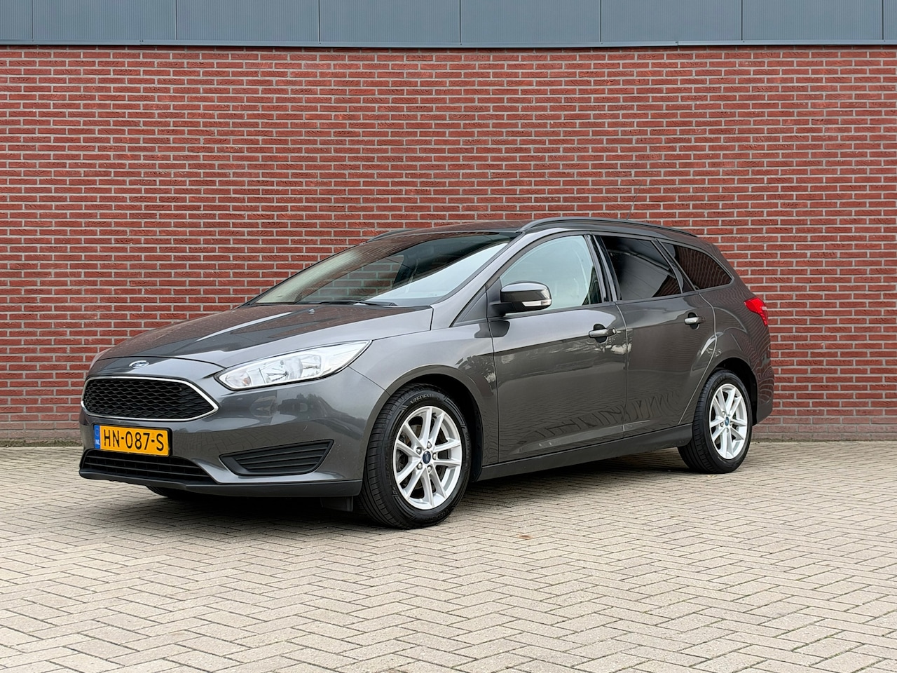 Ford Focus Wagon - 1.0 Trend Edition / Nap / Airco / Cruise / PDC / Trekhaak - AutoWereld.nl