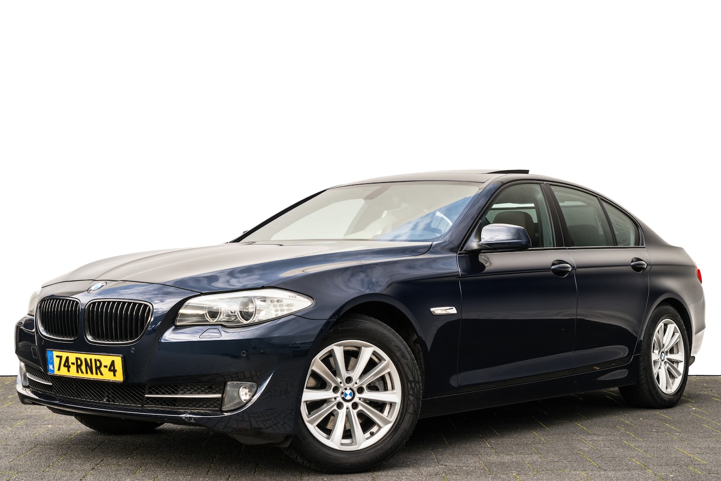 BMW 5-serie - 523i High Executive | Leder | Panoramadak | Memory | Org. NL | Zwarte Hemel | TV Schermen - AutoWereld.nl