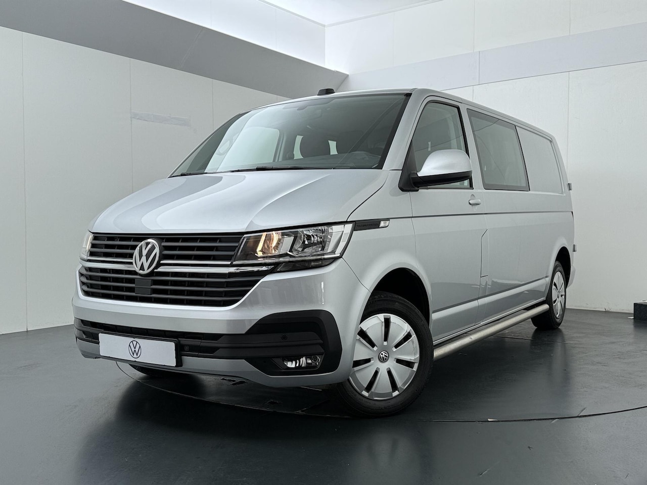 Volkswagen Transporter - 2.0 TDI L2H1 30 DC Highline | 150 PK | Automaat | Trekhaak | Cruise control | Navigatiesys - AutoWereld.nl