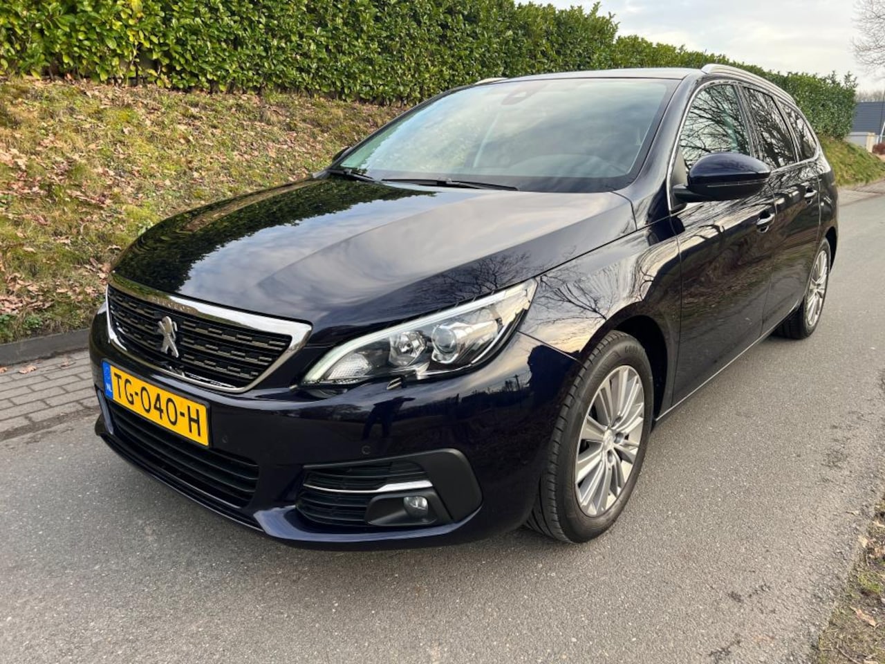 Peugeot 308 SW - 1.2 PureTech Blue Lease Premium AUTOMAAT, 83.713 km NAP, Panoramadak, Camera, Navi, Apple/ - AutoWereld.nl