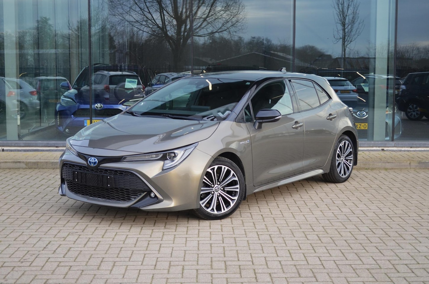 Toyota Corolla - 2.0 Hybrid Executive | Trekhaak | Head-up | BI-tone | Stuur- stoelverwarming - AutoWereld.nl