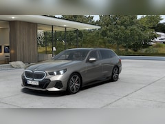 BMW 5-serie Touring - 530e M Sport Automaat / Panoramadak / Trekhaak / Adaptieve LED / Stoelventilatie / Parking