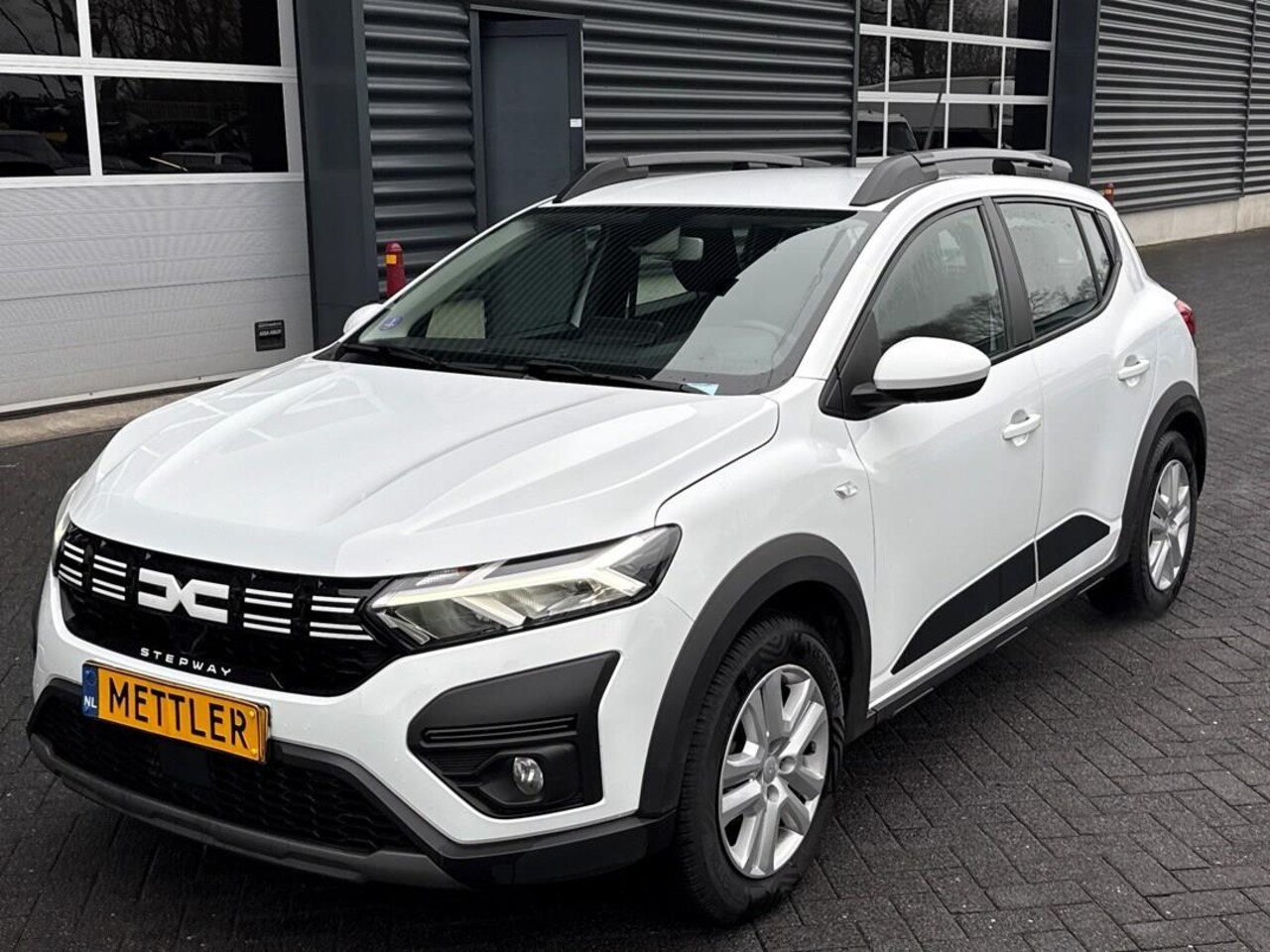 Dacia Sandero Stepway - 1.0 TCe 90 Expression 1.0 TCe 90 Expression, navigatie, trekhaak, cruise control - AutoWereld.nl