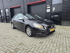 Volvo S60 - 1.6 DRIVe R-Design / AUTOMAAT / NAVI / PDC / ELEC. PAKKET / NAP