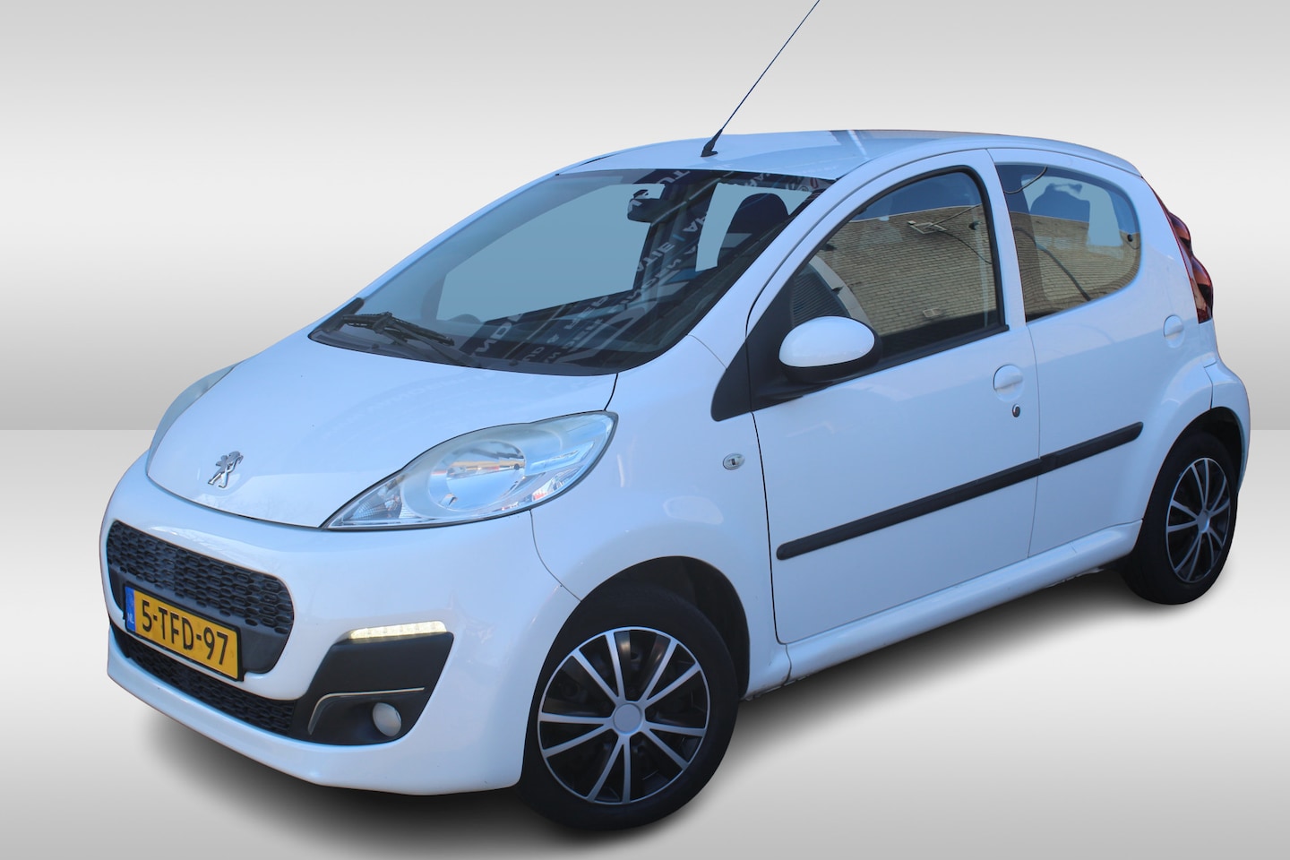 Peugeot 107 - 1.0 Active l Airco l Elek. ramen l CD speler - AutoWereld.nl