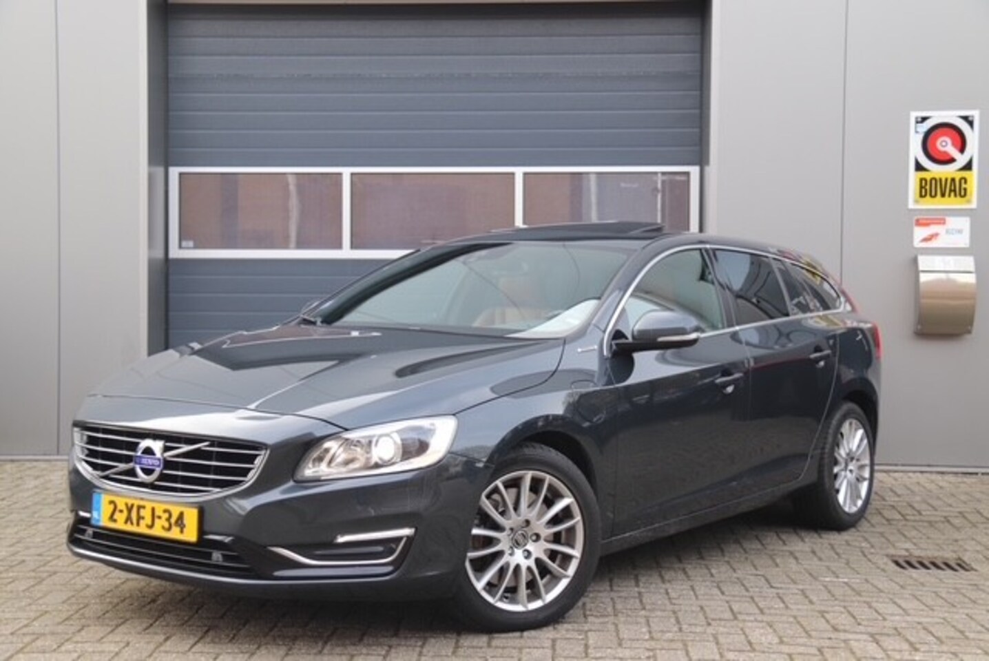 Volvo V60 - 2.4 D6 AWD Plug-In Hybrid Summum 2.4 D6 AWD Plug-In Hybrid Summum, Stoelverwarming, Schuifdak, Trekhaak - AutoWereld.nl