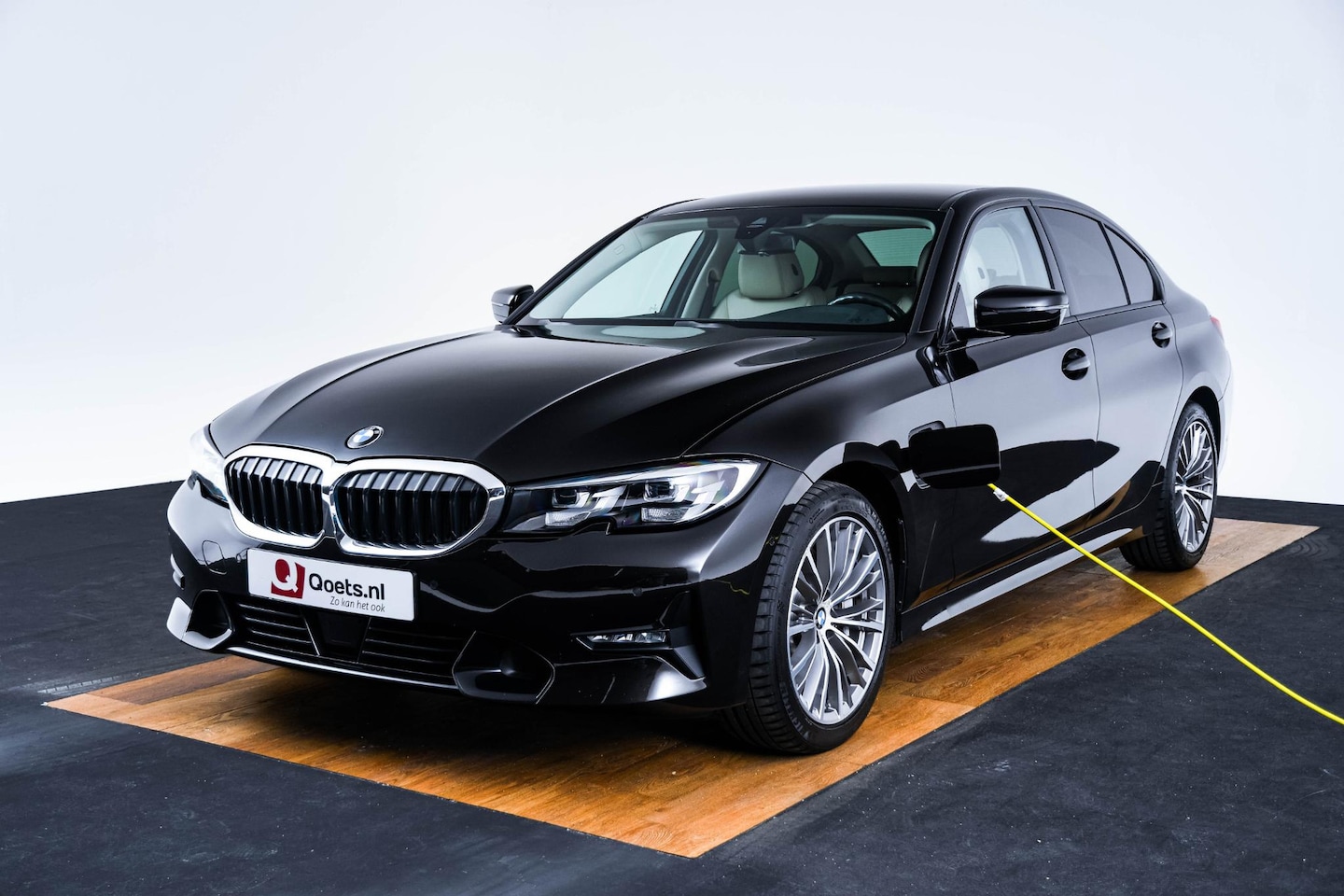 BMW 3-serie - 330e Sport Line - Active Cruise Control - Stoelverwarming voor en achter - Elektrisch vers - AutoWereld.nl