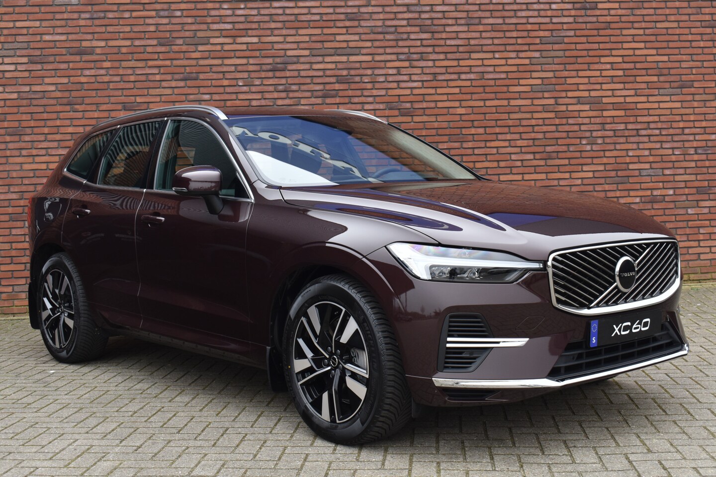 Volvo XC60 - T6 350PK Plug-in hybrid AWD Plus Bright | € 7700,- voordeel | Luchtvering | Head-Up Displa - AutoWereld.nl