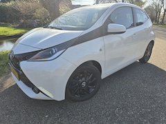 Toyota Aygo - 1.0 VVT-i x-play/Airco/Navi/5drs