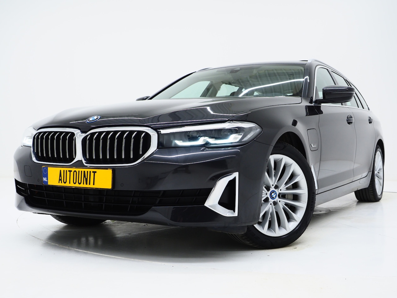 BMW 5-serie Touring - 530e xDrive | Panoramadak | Leder | Sfeerlicht | Carplay | Camera | Stoelverwarming - AutoWereld.nl