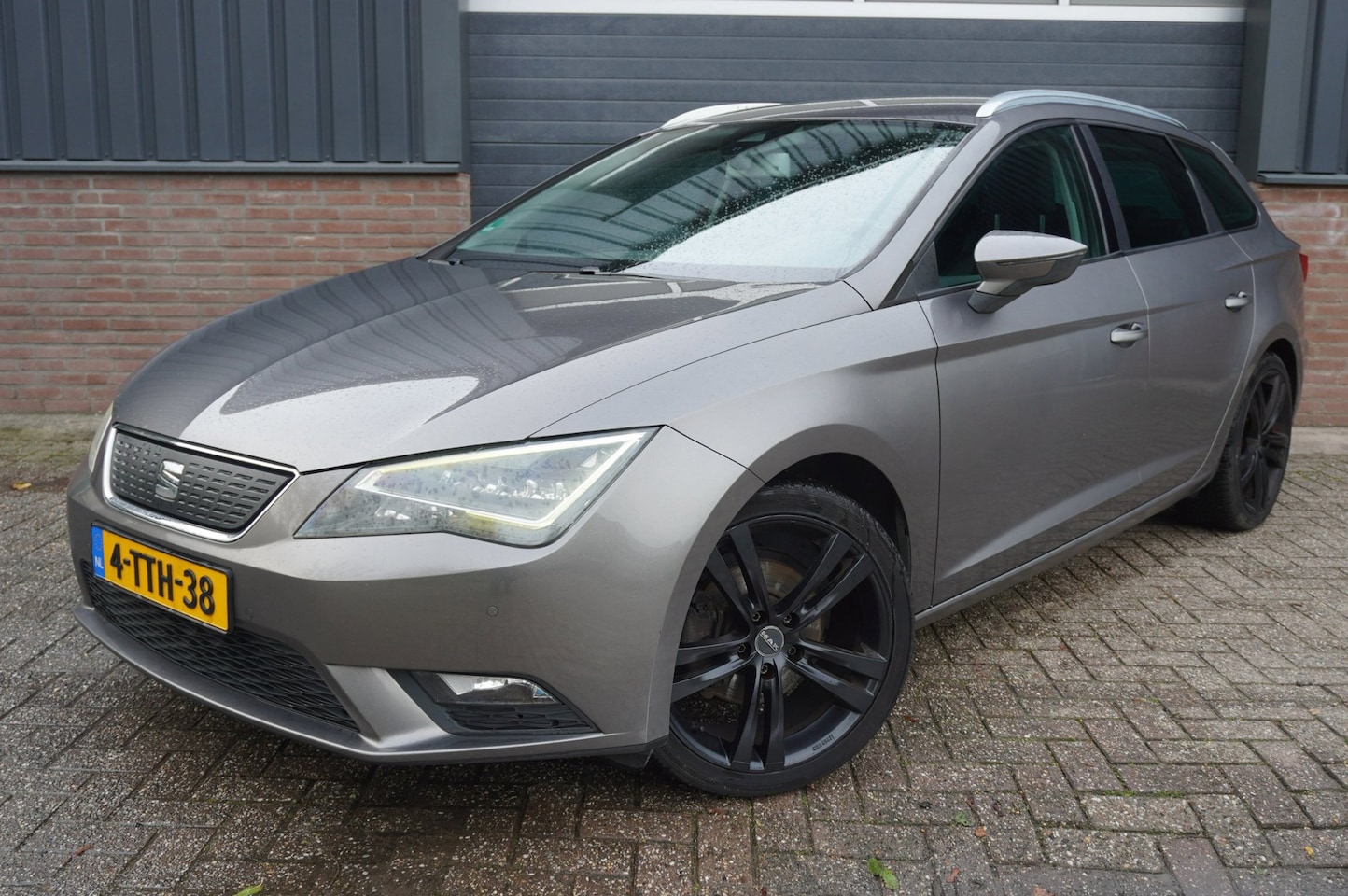 SEAT Leon ST - 1.6 TDI Style Business Ecomotive Navi Cruisecontrol PDC voor + achter - AutoWereld.nl
