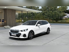 BMW 5-serie Touring - 530e M Sport Automaat / Panoramadak / Trekhaak / Bowers & Wilkins / Comfortstoelen / Adapt