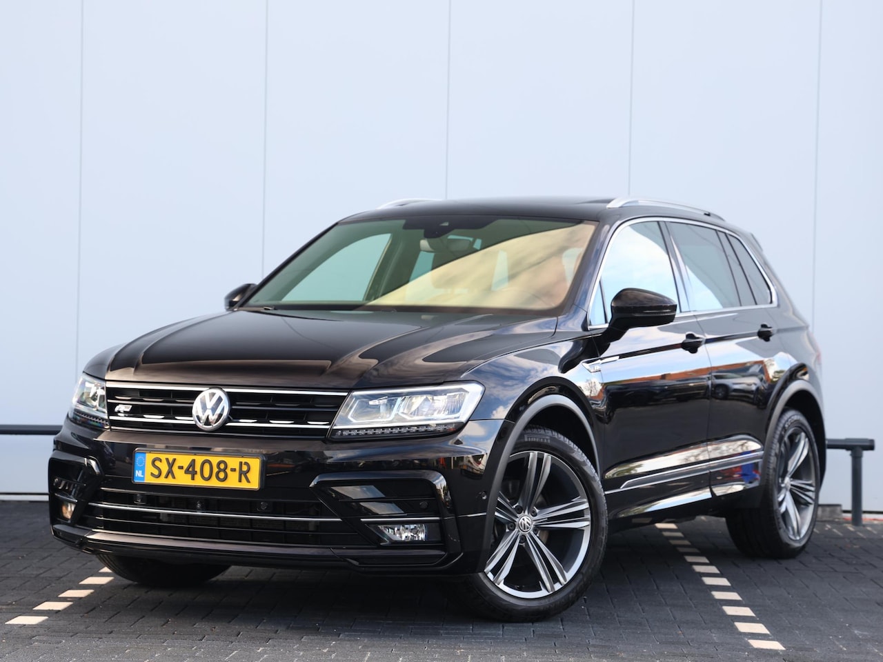 Volkswagen Tiguan - 1.4 TSI ACT Comfortline Business R 150 pk DSG | R-Line | Panoramadak | Trekhaak | 360 Came - AutoWereld.nl