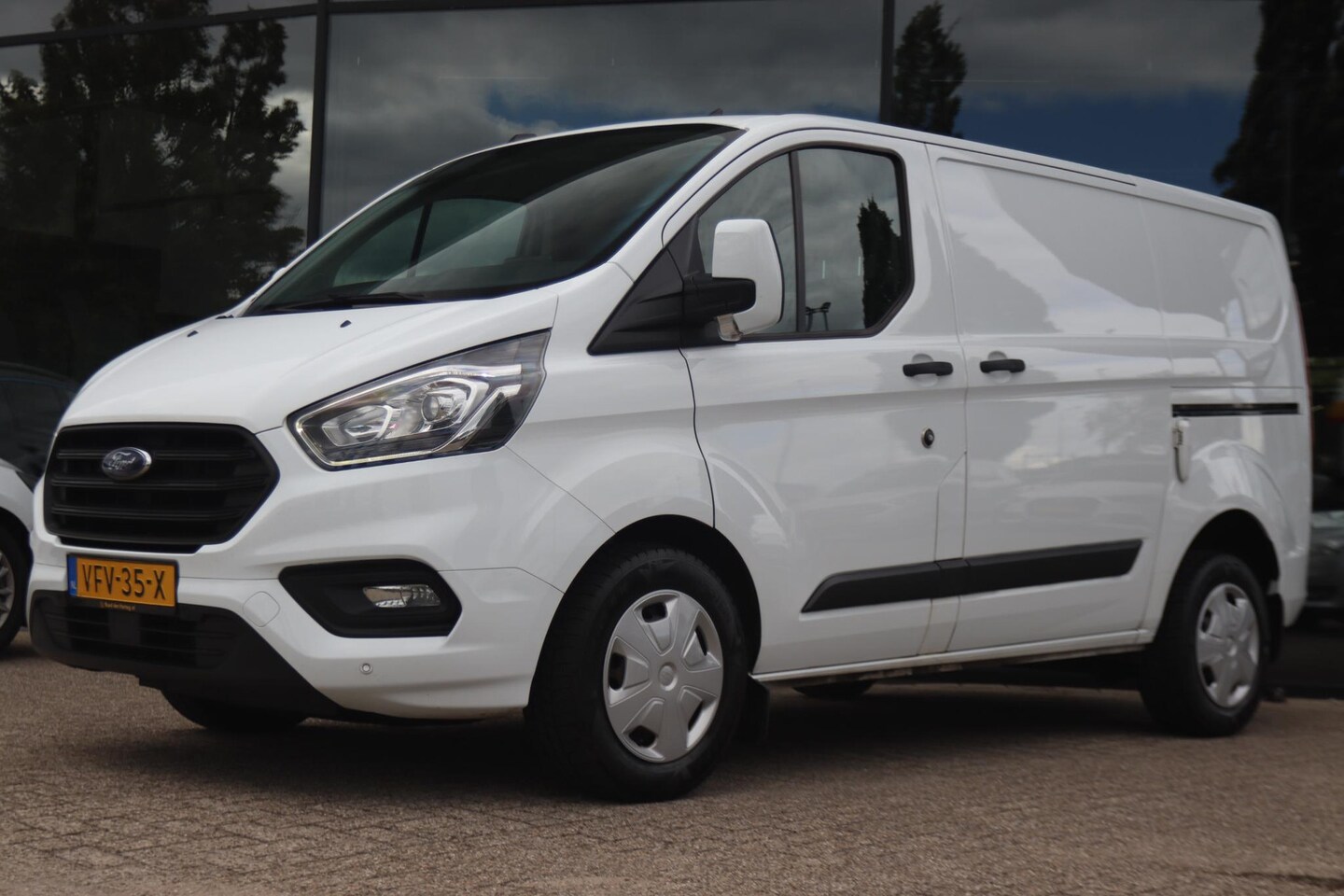 Ford Transit Custom - 300 2.0 TDCI L1H1 AUT. *MARGE* | 2 SCHUIFDEUREN | TREKHAAK | CAMERA | CARPLAY | CRUISE | S - AutoWereld.nl