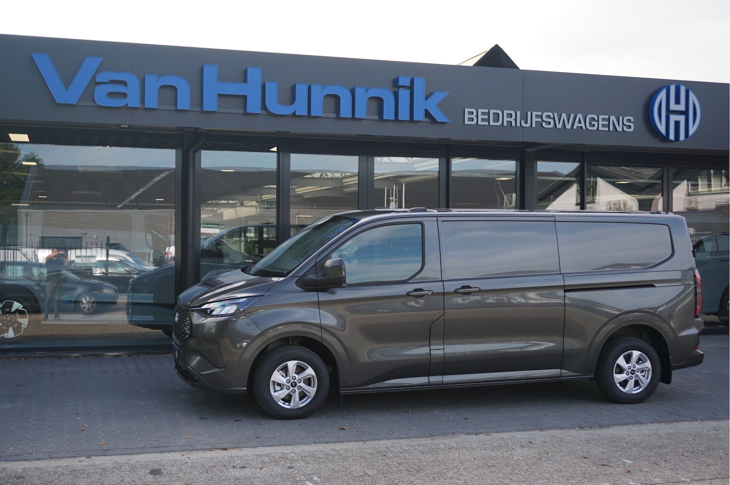 Ford Transit Custom - e-Transit 340L 218PK 71KWH AWD Limited Elektrisch AUT BPM VRIJ!! Apple CP/Android A, LED, - AutoWereld.nl