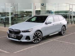 BMW 5-serie Touring - 530e M Sport Automaat / Panoramadak / Trekhaak / Bowers & Wilkins / Adaptieve LED / Parkin
