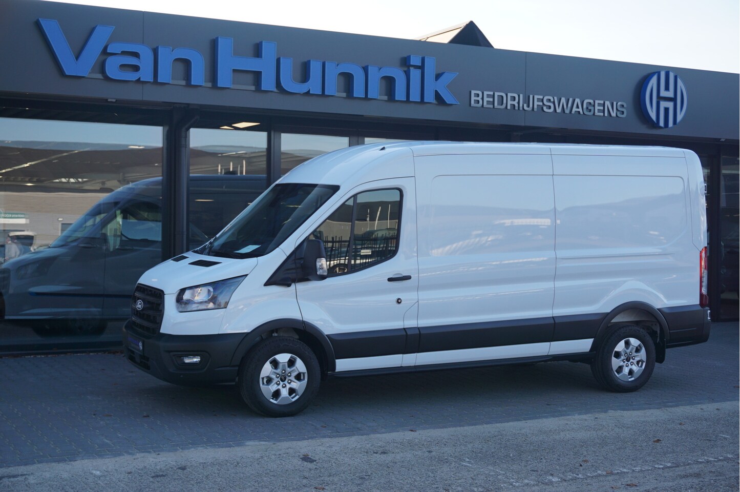 Ford Transit - 350L 130PK L3H2 BPM VRIJ!! Sync4 Navi, 360 Camera, LM Velg, Trekhaak!! NR. A88 - AutoWereld.nl