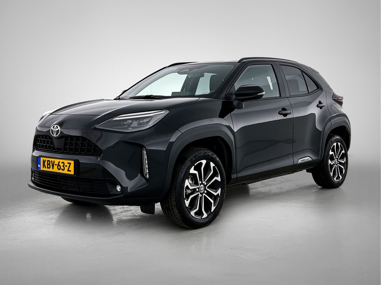 Toyota Yaris Cross - 1.5 Hybrid 115 First Edition + | BTW | Stoel+stuurverwarming | Draadloze telefoonlader | N - AutoWereld.nl