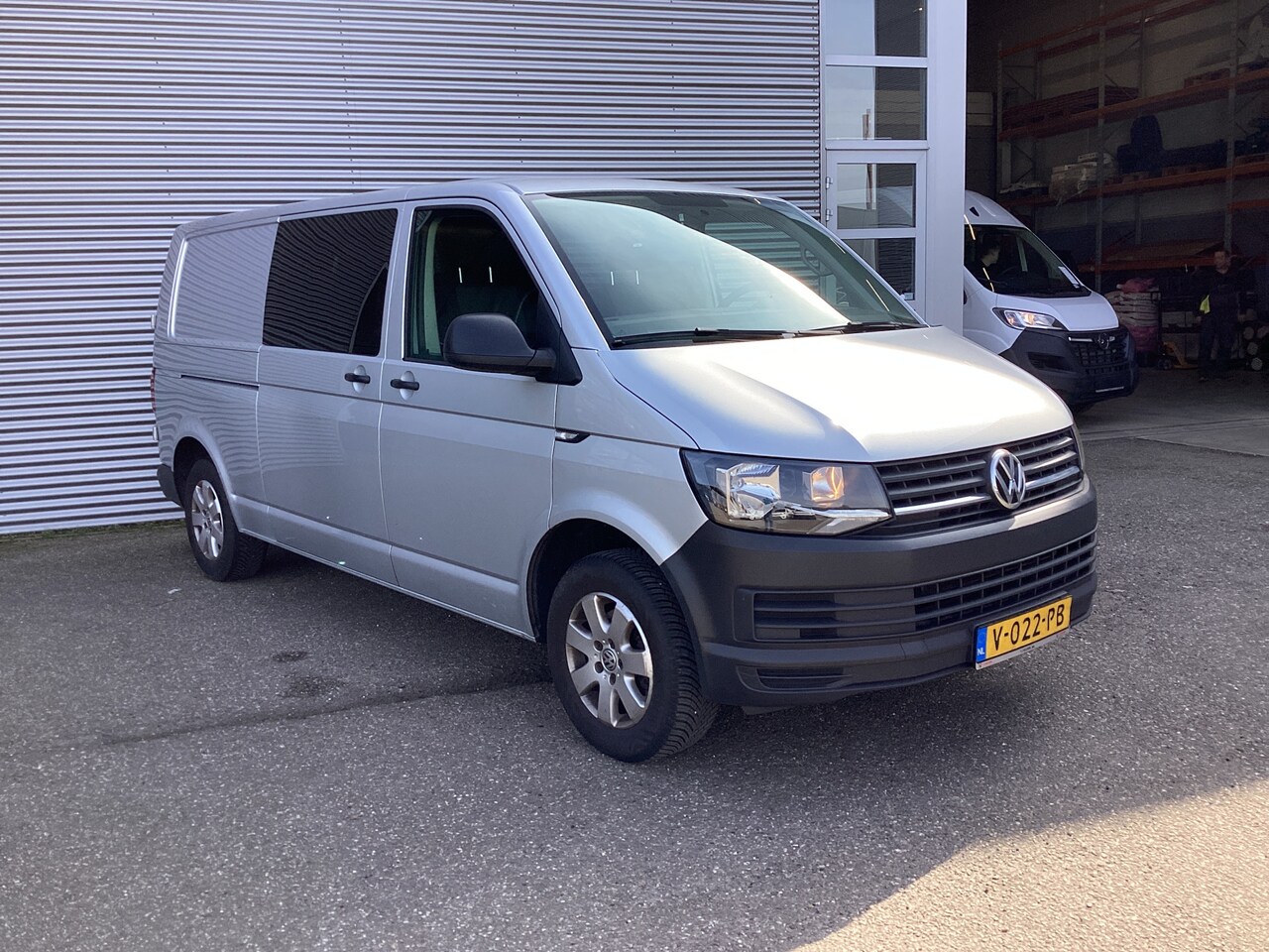 Volkswagen Transporter - 2.0 TDI 150 pk L2 DC Dubbel Cabine EXPORT 2.5t Trekverm./ Airco/ Camera/ Cruise/ 16”LMV/ T - AutoWereld.nl