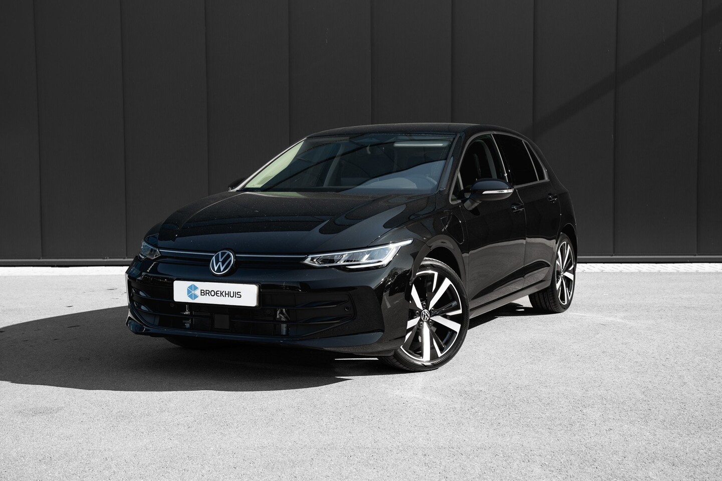 Volkswagen Golf - 1.5 eHybrid 204pk Life Edition | Trekhaak | 18" | ErgoActive | Navigatie - AutoWereld.nl