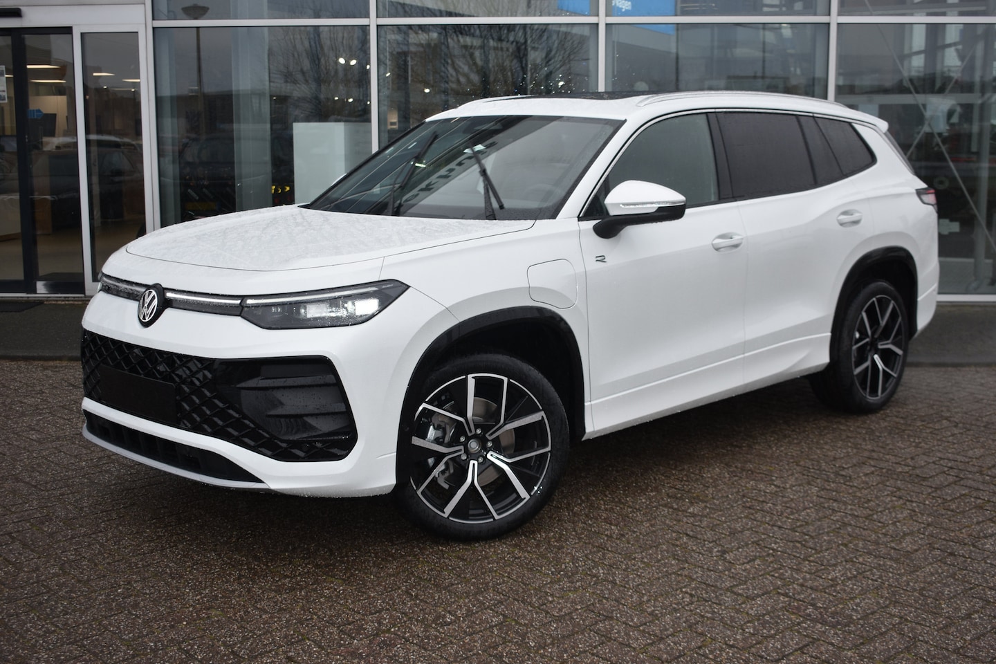 Volkswagen Tayron - R-Line Edition | Trekhaak | 'App-Connect' draadloze smartphone integratie | Automatische a - AutoWereld.nl
