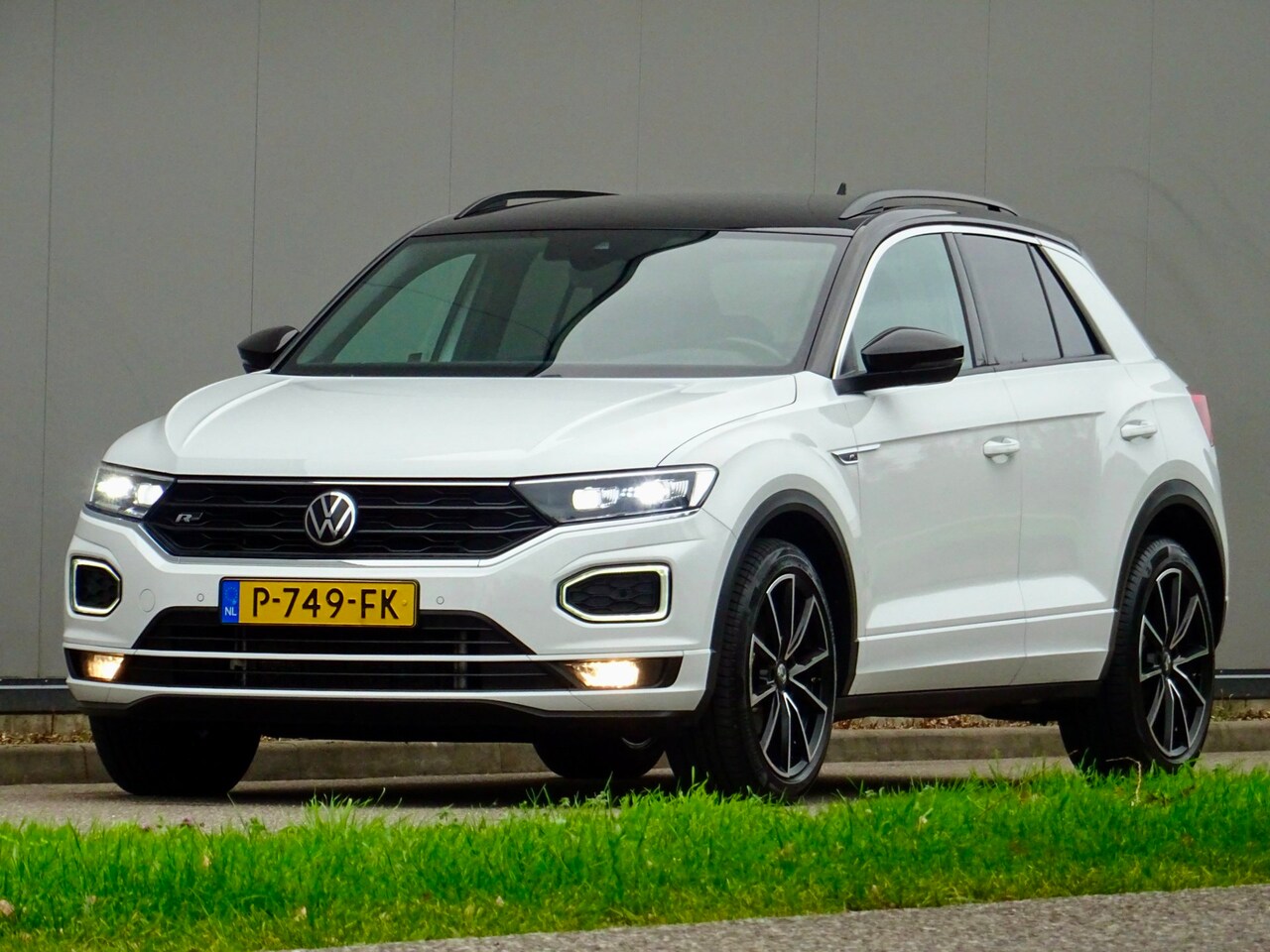 Volkswagen T-Roc - 1.5 TSI R-LINE Sport AUT | LED | Alcantara | R LINE | - AutoWereld.nl