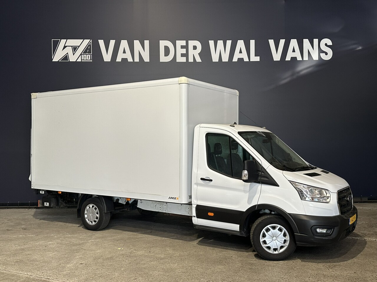 Ford Transit - 2.0 TDCI 130pk Bakwagen 1070kg Laadvermogen Laadklep Euro6 Airco | Camera | Cruisecontrol - AutoWereld.nl