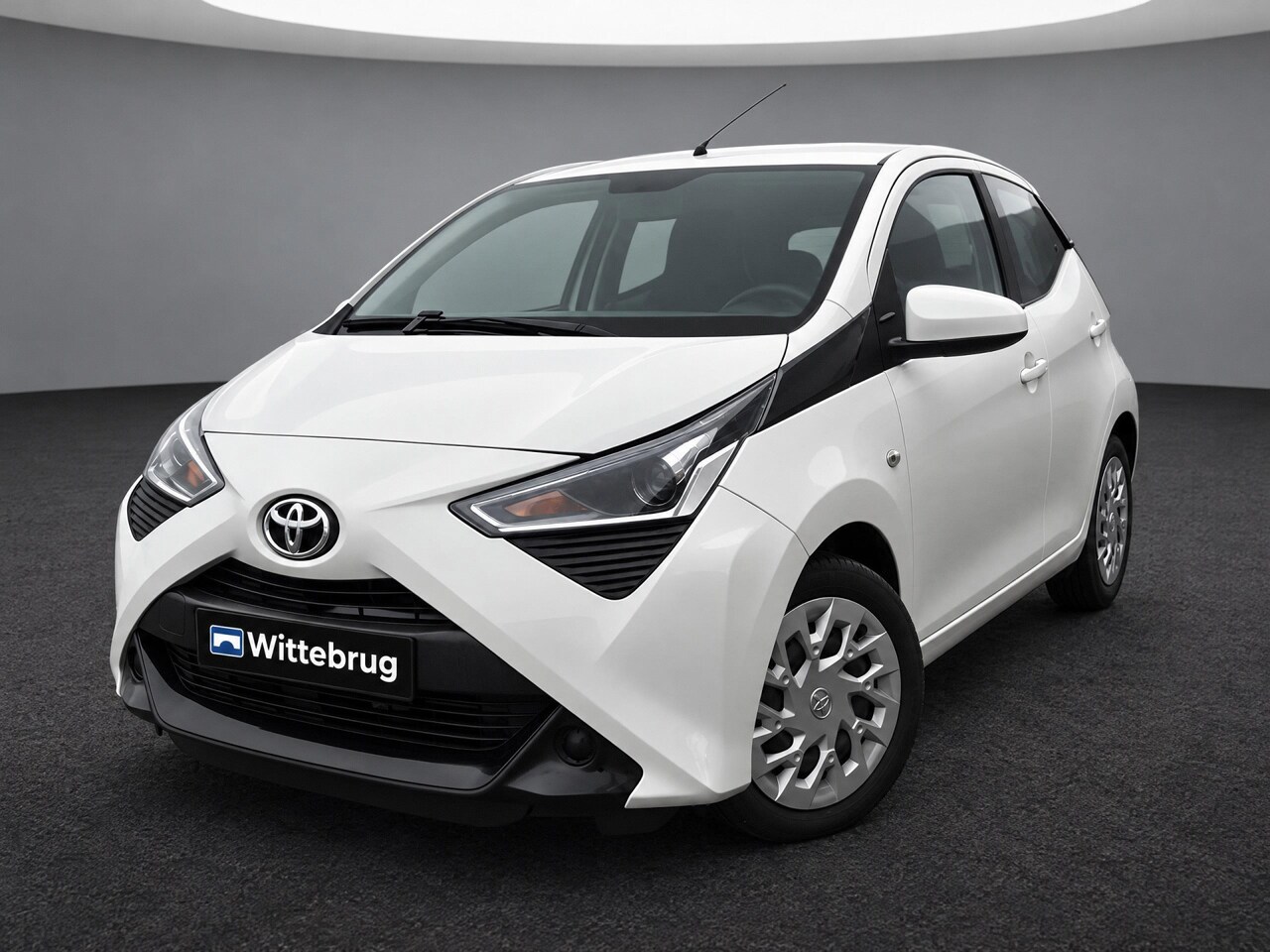 Toyota Aygo - 1.0 VVT-i x-play Automaat met o.a. Navigatie! - AutoWereld.nl