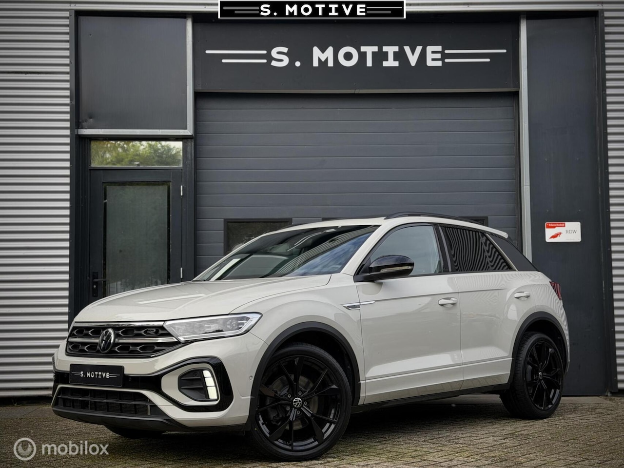 Volkswagen T-Roc - 1.5 TSI R-Line|Pano|Beats|Black-Style|IQ Lights|Trekhaak|Camera|Stoelvwr| - AutoWereld.nl