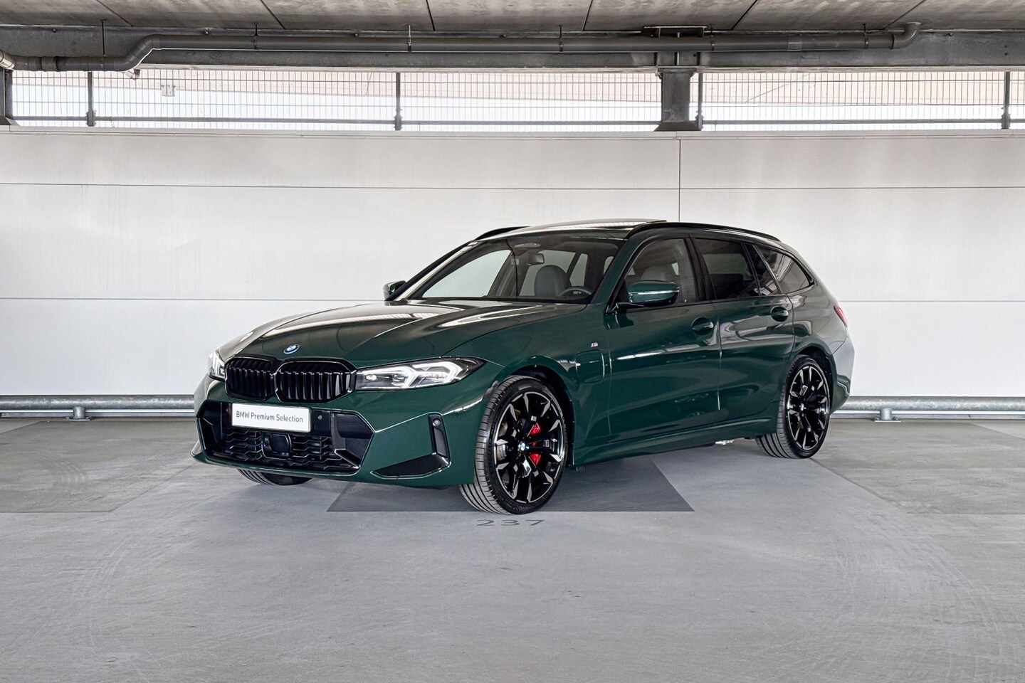 BMW 3-serie Touring - 330e M Sport Edition | M Sportpakket Pro | Innovation Pack | Comfort Pack | Trekhaak | Hui - AutoWereld.nl