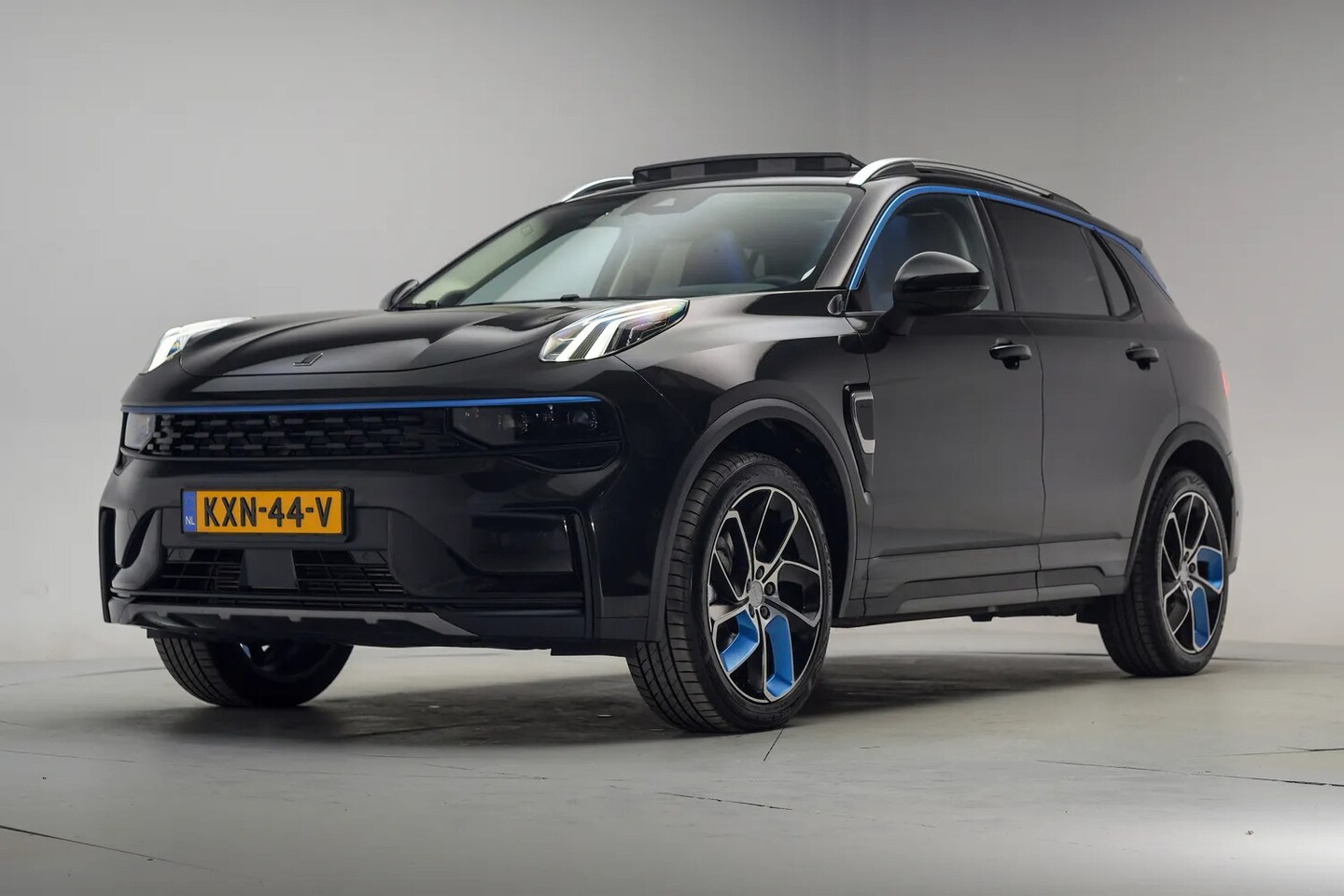 Lynk & Co 01 - 1.5 PHEV MY22 6,6kWh Zwart [ Pano 360°cam Navi Infinity-audio ] - AutoWereld.nl