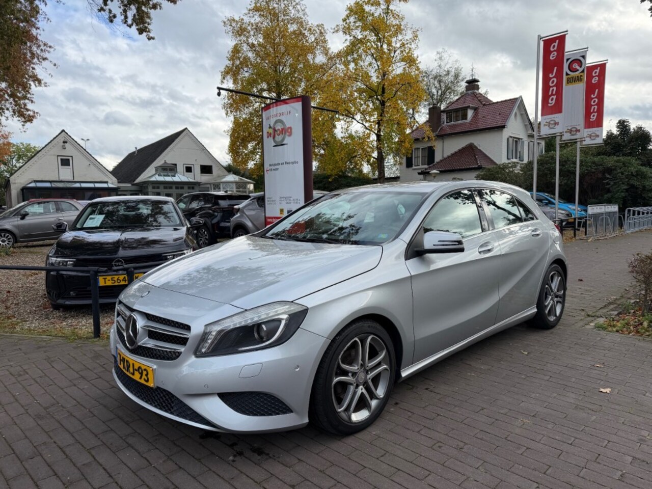 Mercedes-Benz A-klasse - 180 EDITION NAVIGATIE / AIRCO / HALF LEDER / CRUISE CTR. / TREKHAAK / 17'' LM-VELGEN - AutoWereld.nl