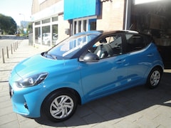 Hyundai i10 - 1.0 Premium TwoTone (1eEig.) 5-Drs. met o.a. Airco/Cl.- en Cr.-Control, Navi., A-uitrijcam