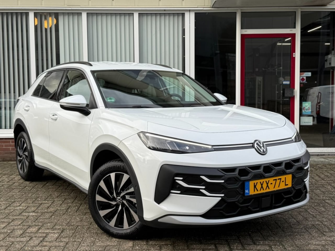 Volkswagen T-Roc - 1.5 eTsi Life First Edition Automaat I Carplay I Stoelverwarming I Camera I Adapt. Cruise - AutoWereld.nl