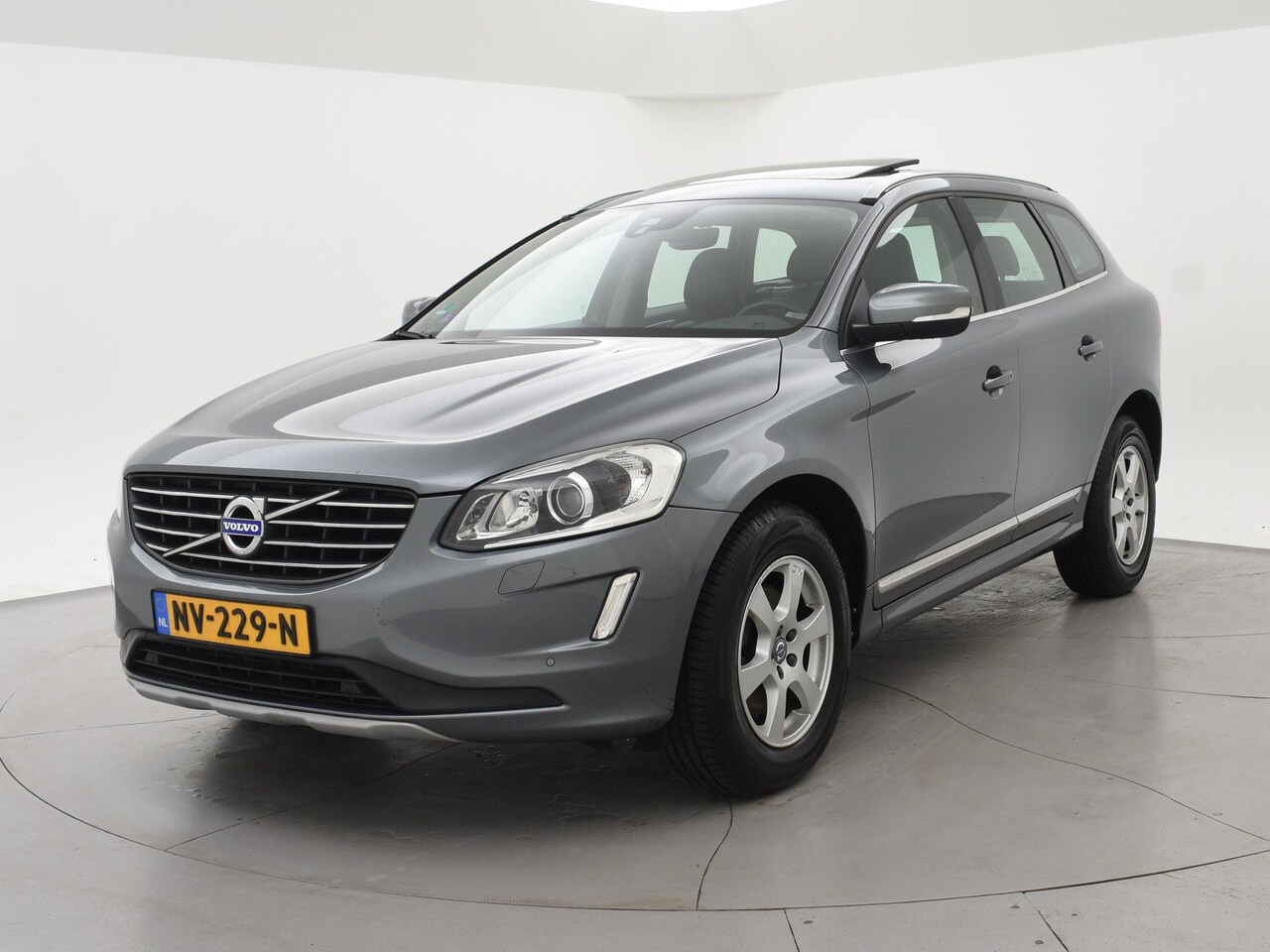 Volvo XC60 - 2.0 T5 FWD 245 PK POLAR+ PANORAMA | LEDER | TREKHAAK | STOELVERW. - AutoWereld.nl