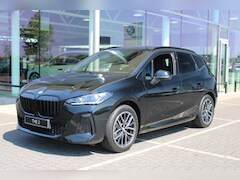 BMW 2-serie Active Tourer - 225e xDrive M Sport Automaat / Trekhaak / Sportstoelen / Adaptieve LED / Head-Up / M Adapt