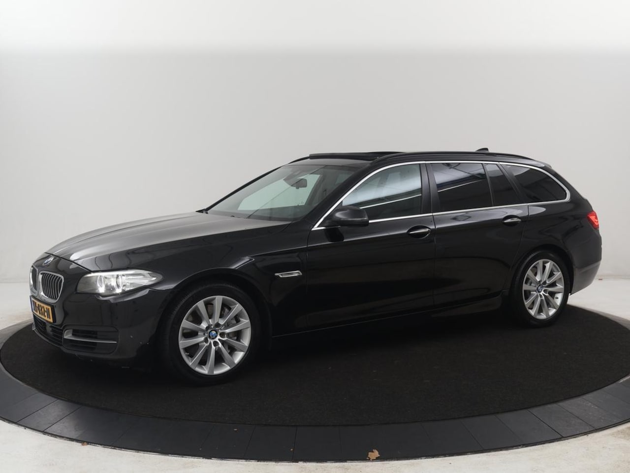 BMW 5-serie Touring - 530d High Executive | Handel/Export | Panorama dak | Lederen bekleding | Navigatie | Trekh - AutoWereld.nl