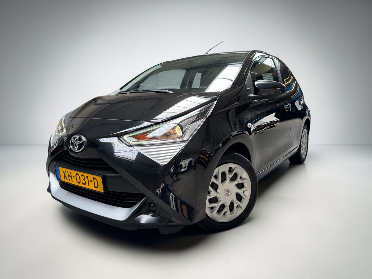 Toyota Aygo - 1E EIGENAAR NL AUTO NAP APPLE/CARPLAY CAMERA LED BLUETOOTH AIRCO X-PLAY AUTOMAAT!! - AutoWereld.nl