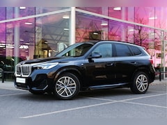 BMW X1 - xDrive25e M Sport Automaat / Trekhaak / Sportstoelen / M Adaptief onderstel / Achteruitrij