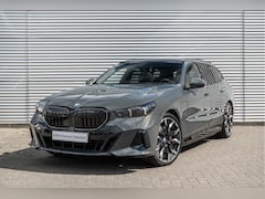BMW 5-serie Touring - 530e M Sport Automaat / Panoramadak / Trekhaak / Bowers & Wilkins / Parking Assistant Prof