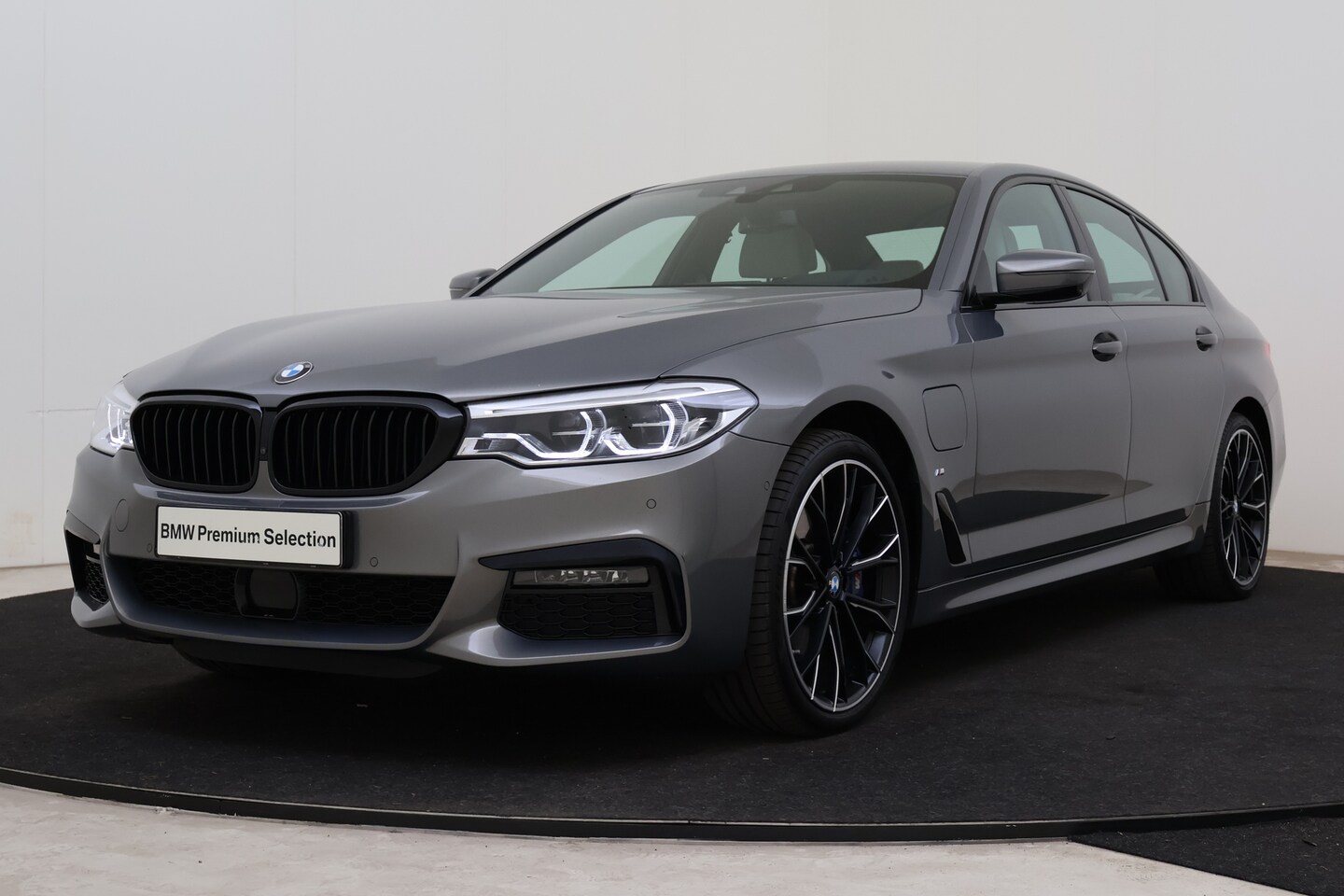BMW 5-serie - 530e High Executive M Sport Automaat / Comfortstoelen / Comfort Access / Adaptieve LED / L - AutoWereld.nl
