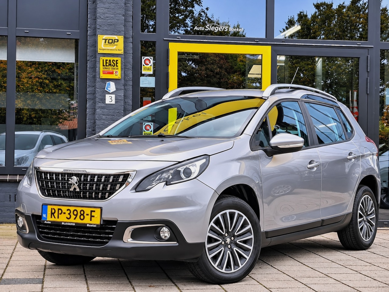 Peugeot 2008 - 1.2 PureTech Blue Lion | Trekhaak - AutoWereld.nl