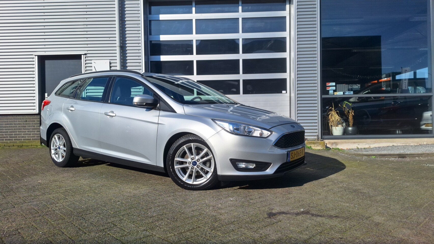 Ford Focus Wagon - 1.0 Lease Edition/Navigatie/Cruise/Pdc/ - AutoWereld.nl