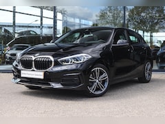 BMW 1-serie - 118i Sport Line Automaat / Sportstoelen / LED / Live Cockpit Professional / Cruise Control
