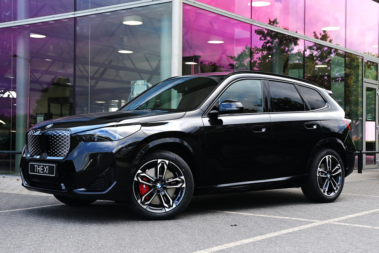 BMW iX1 - eDrive20 M Sport / Panoramadak / Trekhaak / Sportstoelen / Achteruitrijcamera / M Adaptief - AutoWereld.nl