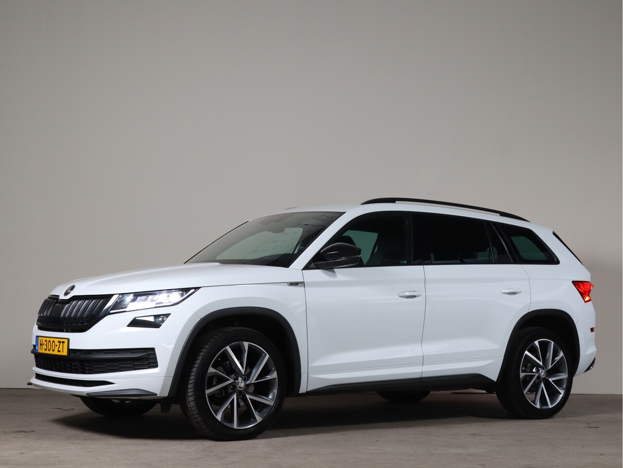 Skoda Kodiaq - 1.5 TSI Sportline Business NL-Auto!! Elek.Stoelen I Trekhaak I Carplay - AutoWereld.nl