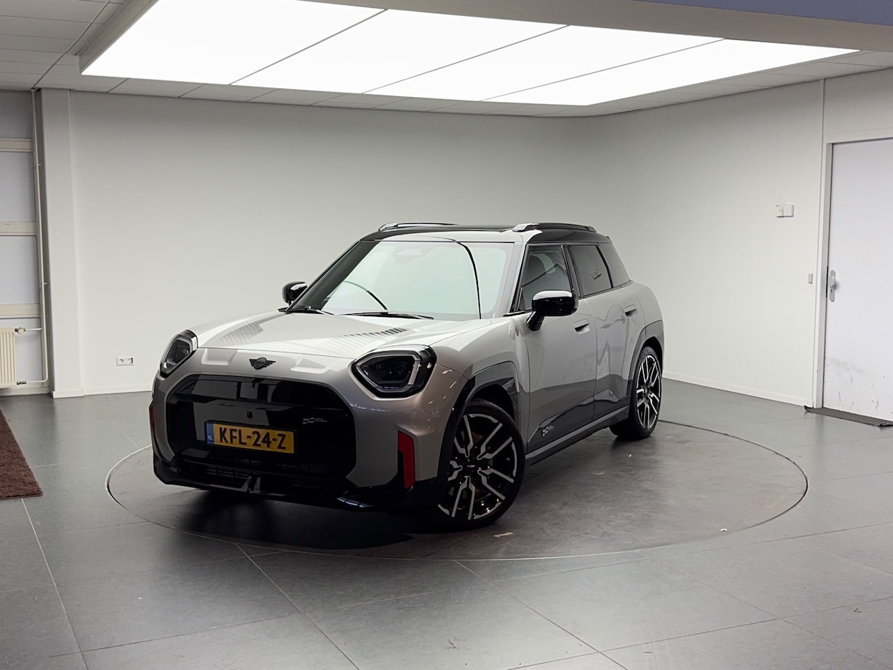 MINI Aceman - E / JCW / Pakket XL / JCW / Pakket XL / 19" John Cooper Works Lap Spoke 2-tone with sport - AutoWereld.nl