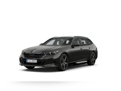 BMW 5-serie Touring - 530e M Sport Edition | M Sport Pro | 20 Inch | Trekhaak | Pano | 360 Cam | Comfort Stoelen
