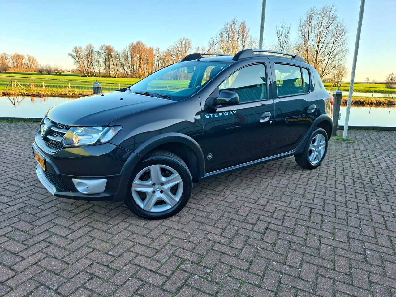 Dacia Sandero Stepway - 0.9 TCe Lauréate Airco Cruise Parkeersensoren - AutoWereld.nl