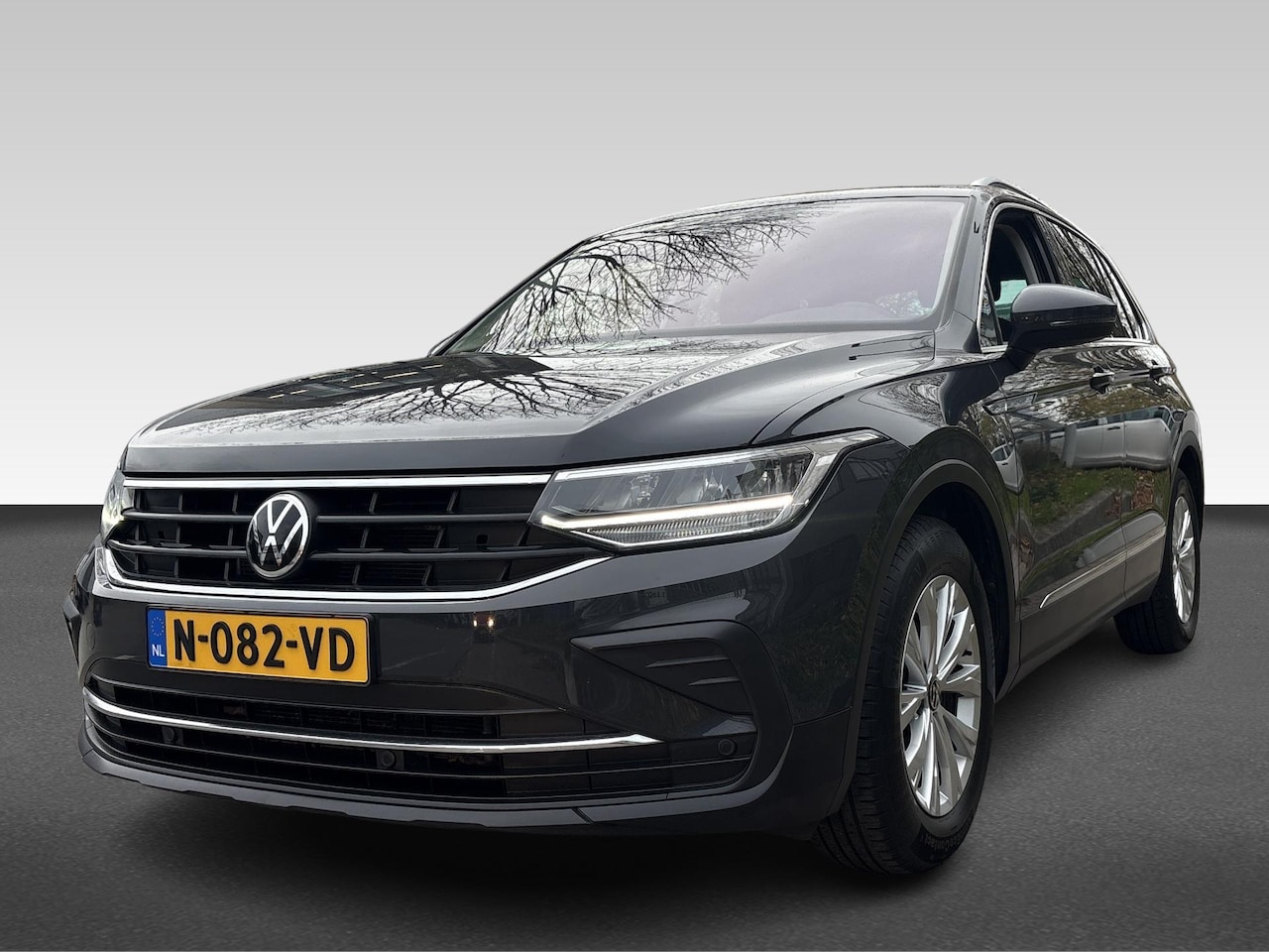 Volkswagen Tiguan - 1.5 TSI Life Business | Airco (automatisch) | Cruise control adaptief | DAB ontvanger - AutoWereld.nl